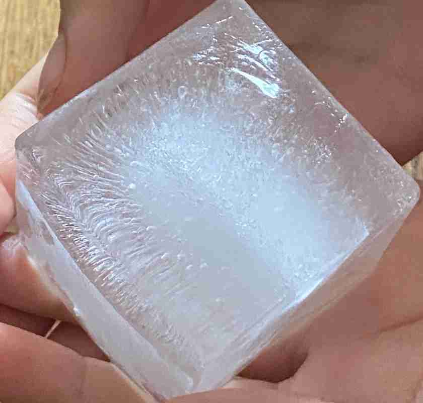 stor iskub 5x5 cm i hand