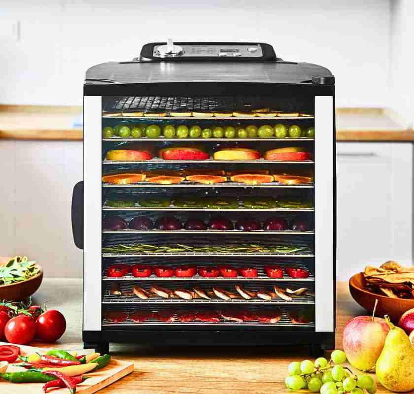 Livsmedelstorken p� k�ksb�nk. Torkar frukt och gr�nsaker.