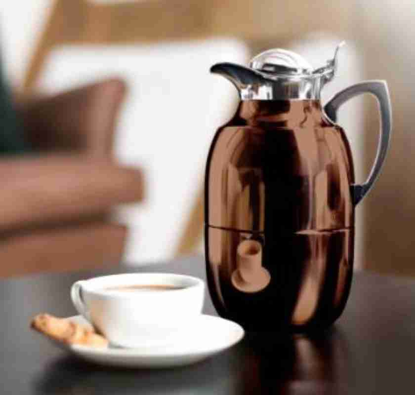 Juwel Termoskanna 1 liter i koppar & st�l p� bord med kaffekopp