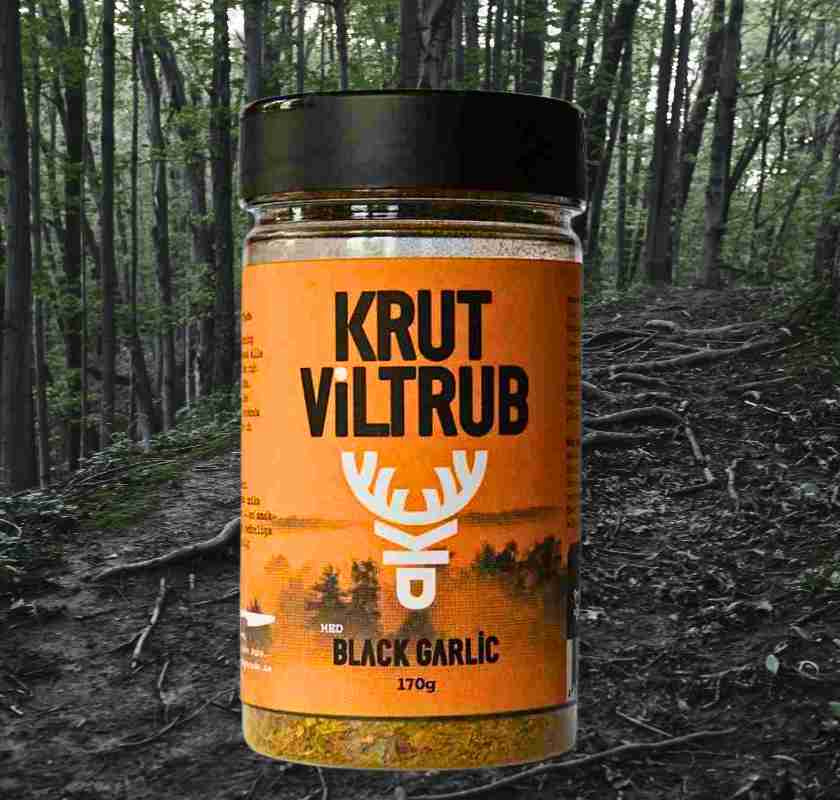 En burk Krut vild-rub kryddblandning i skogen