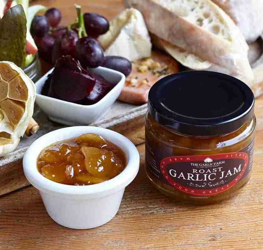 Burk med rostad vitl�ksmarmelad med chilli och ostbricka