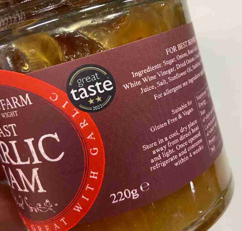 Roast Garlic Jam, Rostad vitl�ksmarmelad med chili i glasburk detalj av etikett p� burken