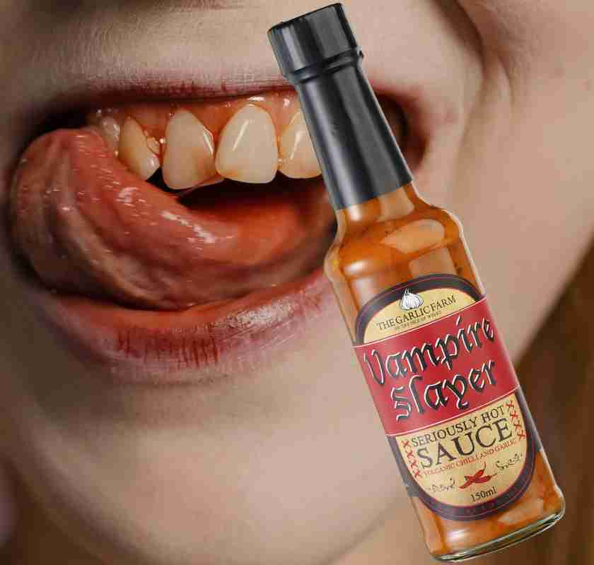 Flaska med vampire slayer – vampyr som ler i bakgrunden