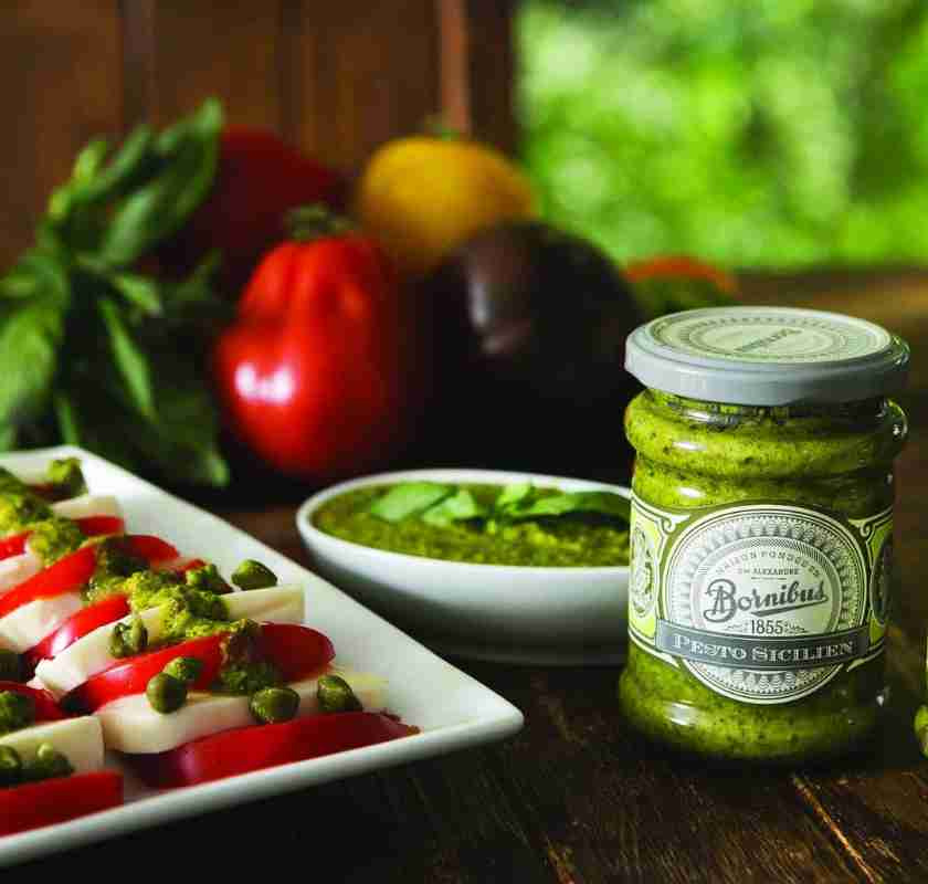 Siciliansk Pesto Bornibus burken och caprese sallad p� bord