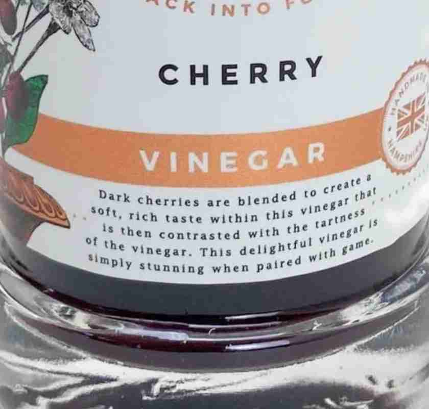 Detalj av flaska med K�rsb�rsvin�ger Yarty cherry vinegar