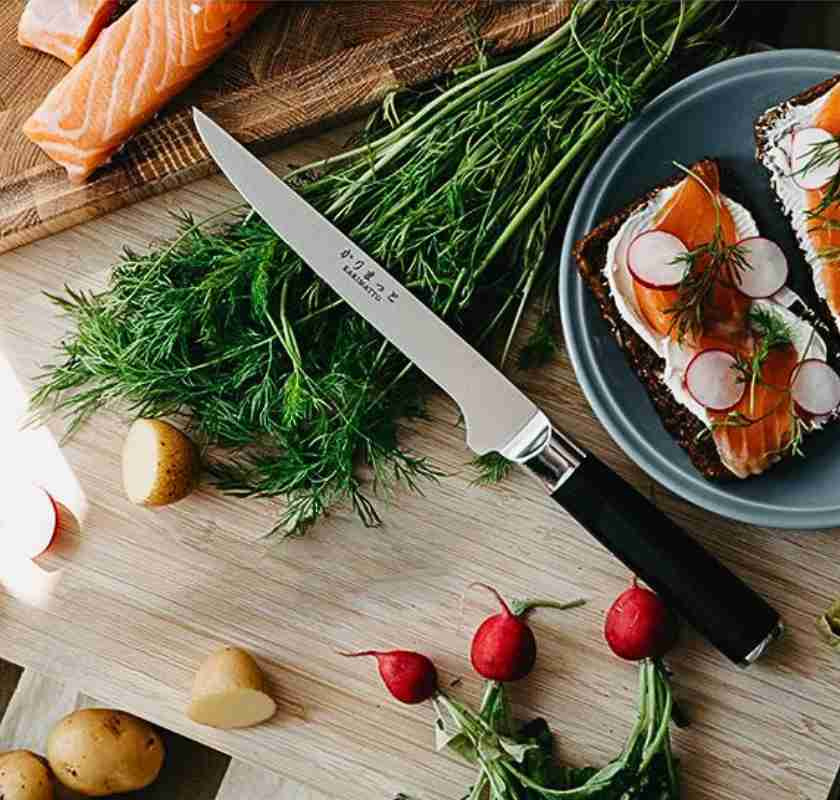 Fil�kniv Karimatto p� sk�rbr�da med dill och r�disor