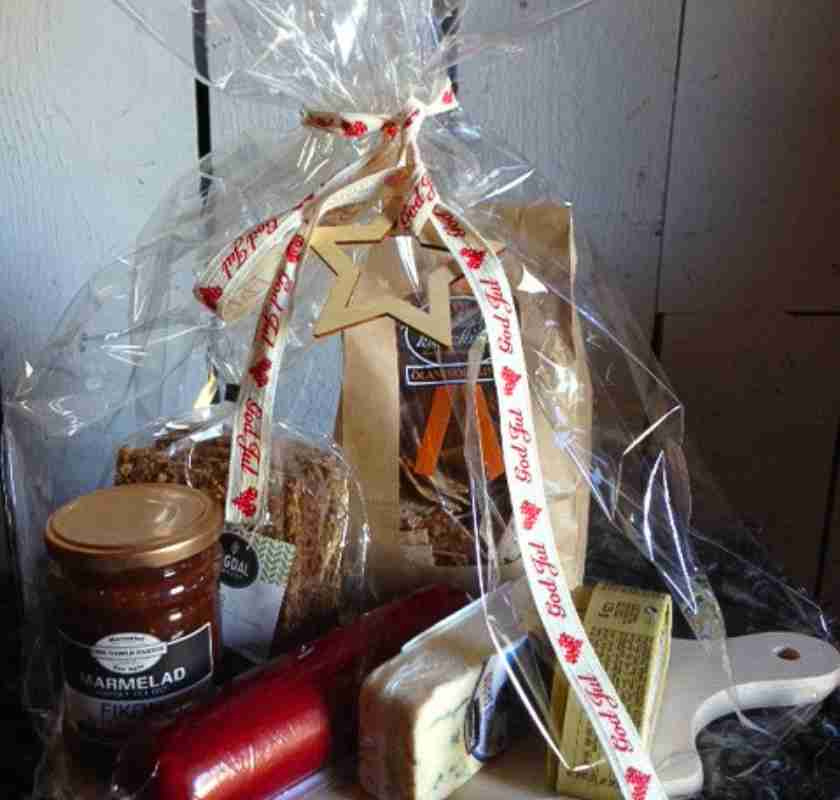 cellofanp�sen �ver br�da med delikatesser