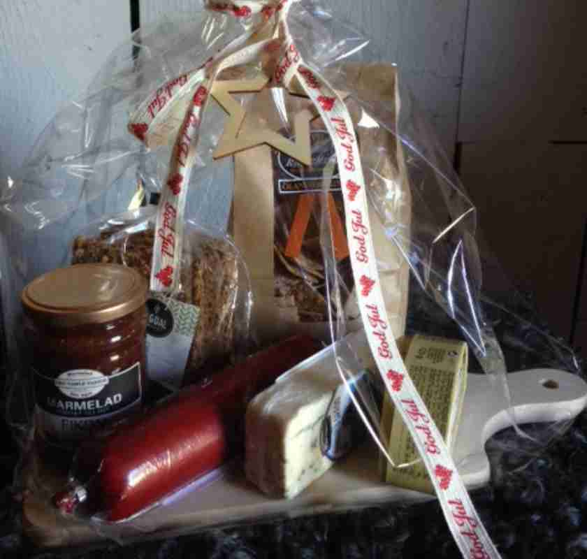 Sk�rbr�da i bok med handtag med delikatesser inslagen i cellofanp�se