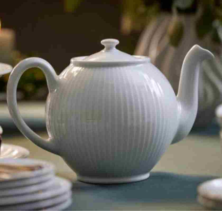 Tekanna i vitt porslin Pillivuyt Pliss�