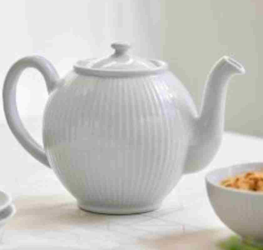 Tekanna i vitt porslin Pillivuyt Pliss�