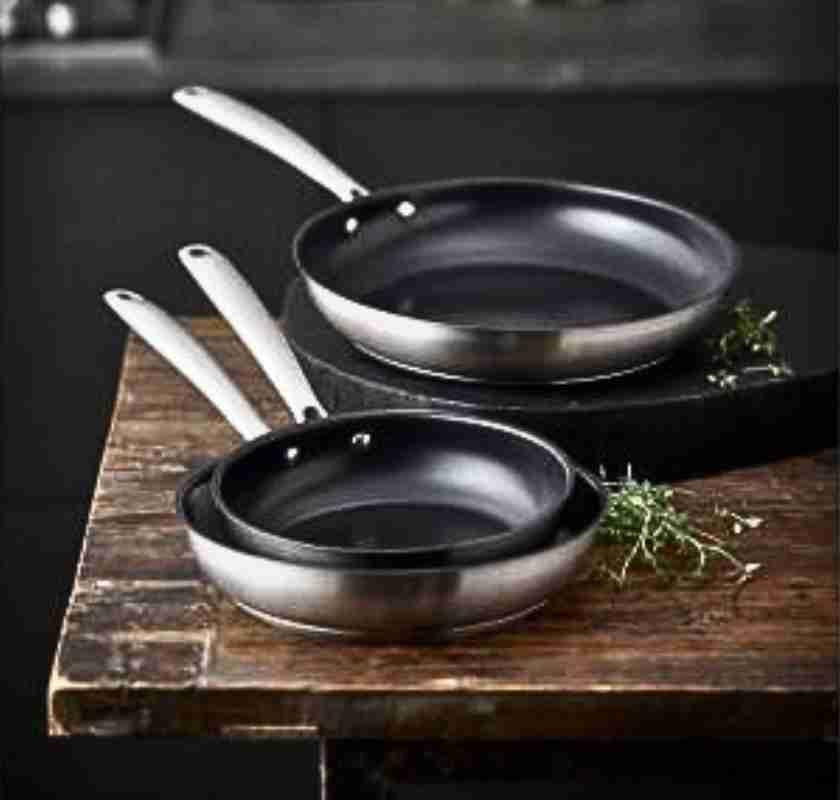 stekpanna i st�l med keramisk non-stick Pillivuyt Roya 3st p� bord