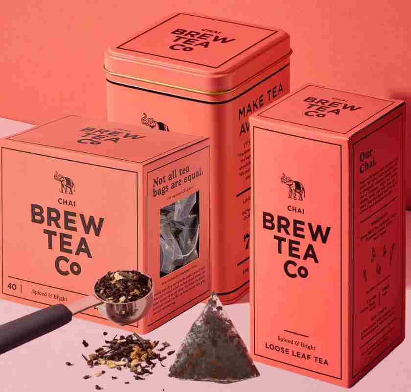 Chai Tea fr�n Brew Tea Co burk, refill, p�ste och en sked med te