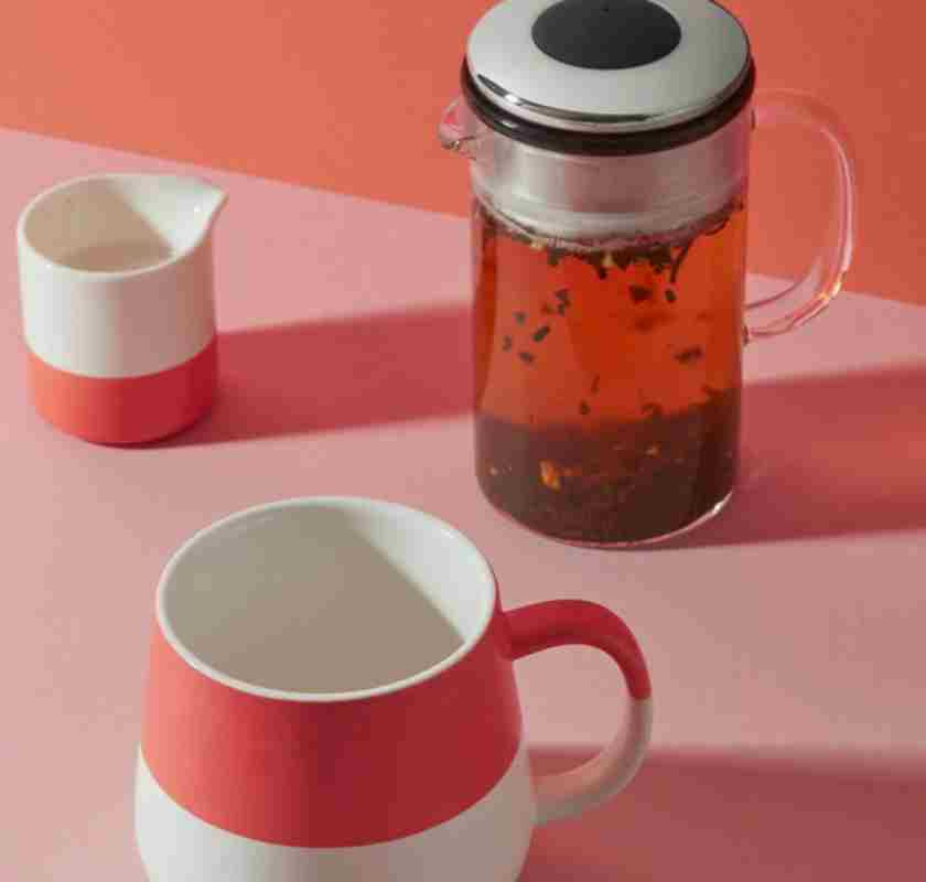 tekanna med Chai Tea Brew Tea Co, kopp och mj�lkkanna