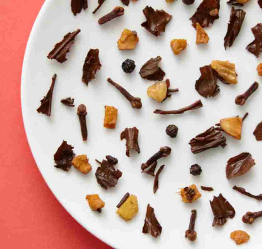 Teblad och kryddor p� ett fat 