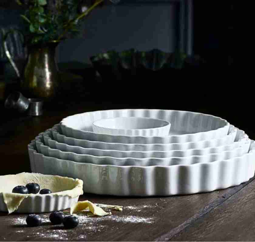 Pajform i vitt porslin Pillivuyt 6 olika stora p� bord