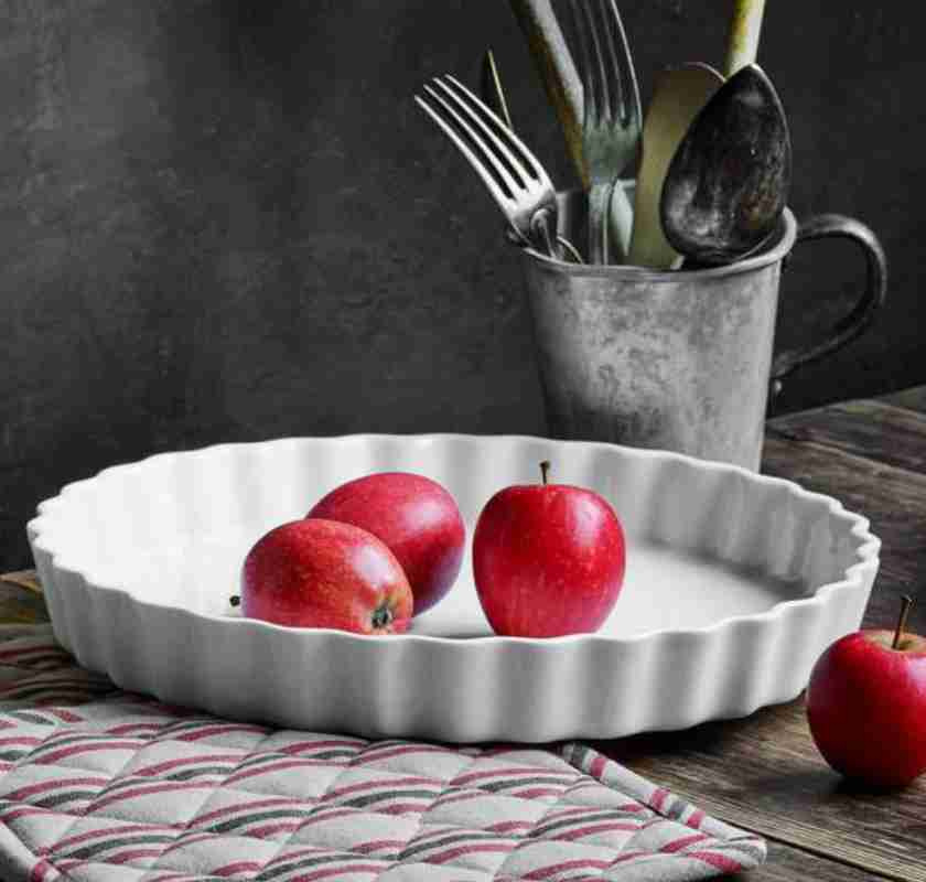 Pajform i vitt porslin Pillivuyt stor med 3 r�da �pplen