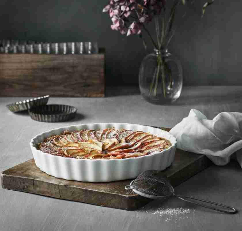 Pajform i vitt porslin Pillivuyt med �ppelpaj