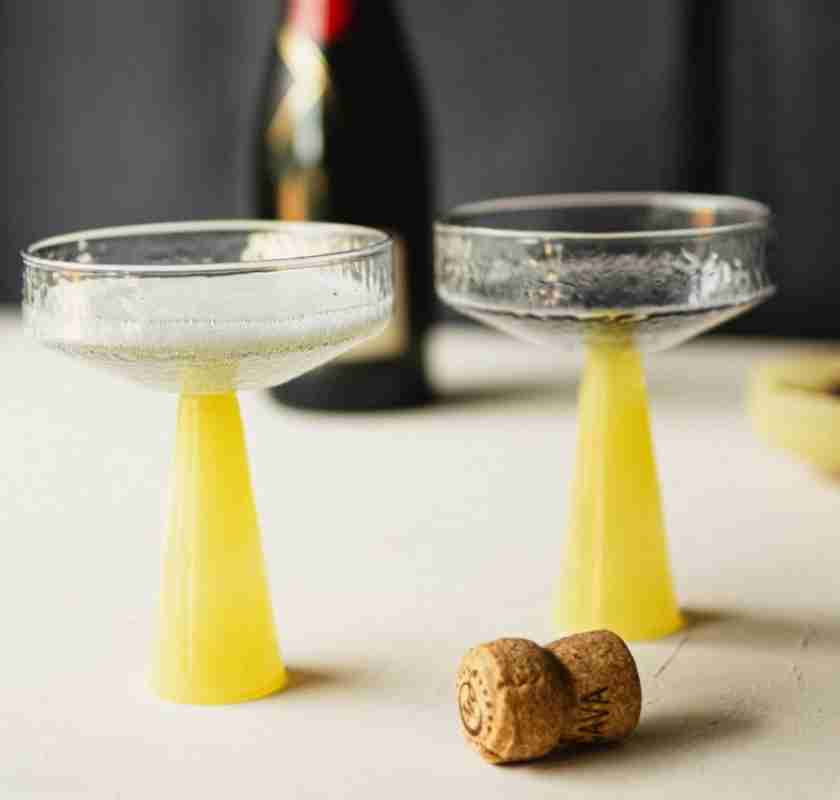 Champagneglas Coupe Claude 2 st bl� och ogenomskinligt gul och en champagnekork