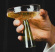 Champagneglas Coupe Claude grönt i hand
