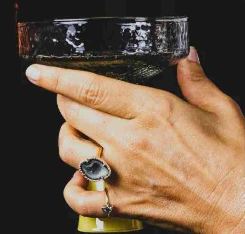 Champagneglas Coupe Claude bl� och gul i hand