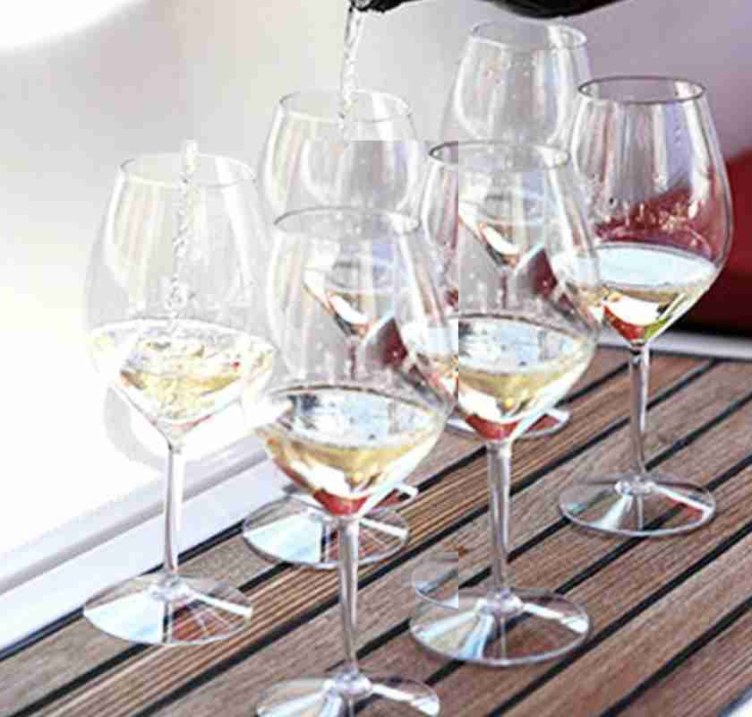 Vinglas i plast med vitt vin 6 st p� b�t