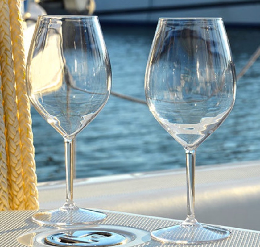 Vinglas i plast 2 st p� b�t