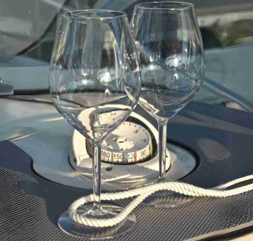 Vinglas i plast 2 st p� b�td�ck med tamp