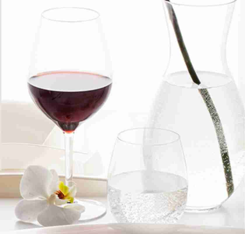 Vinglas, dricksglas och karaff i plast