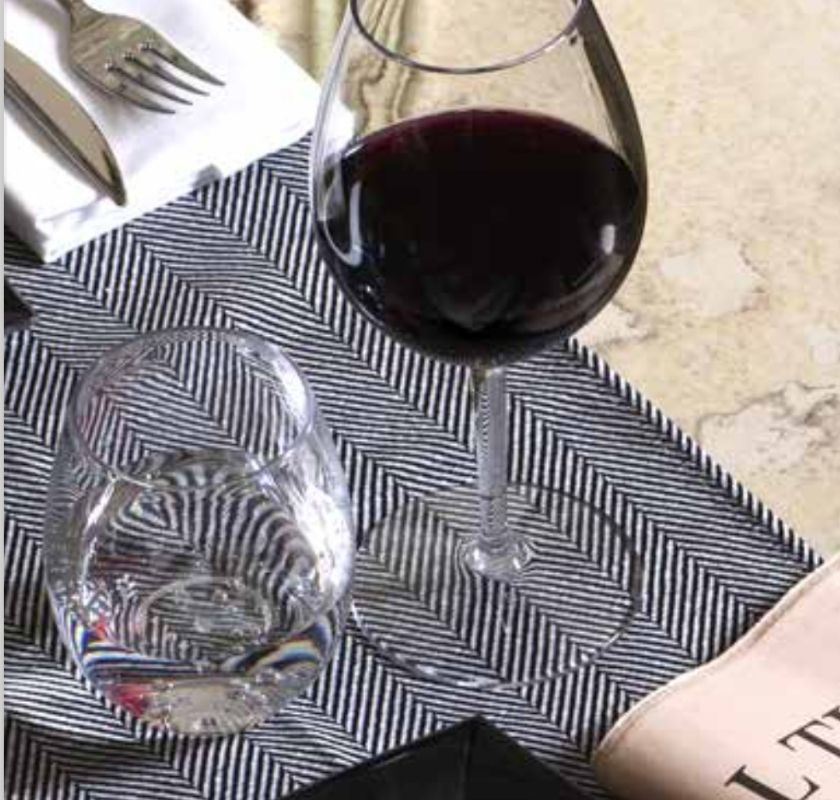 Vinglas och dricksglas i plast p� bord