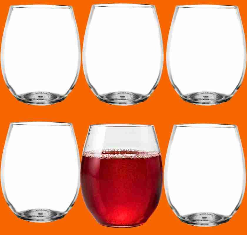 Ett fyllt och 5 tomma dricksglas i plast mot orange bakgrund