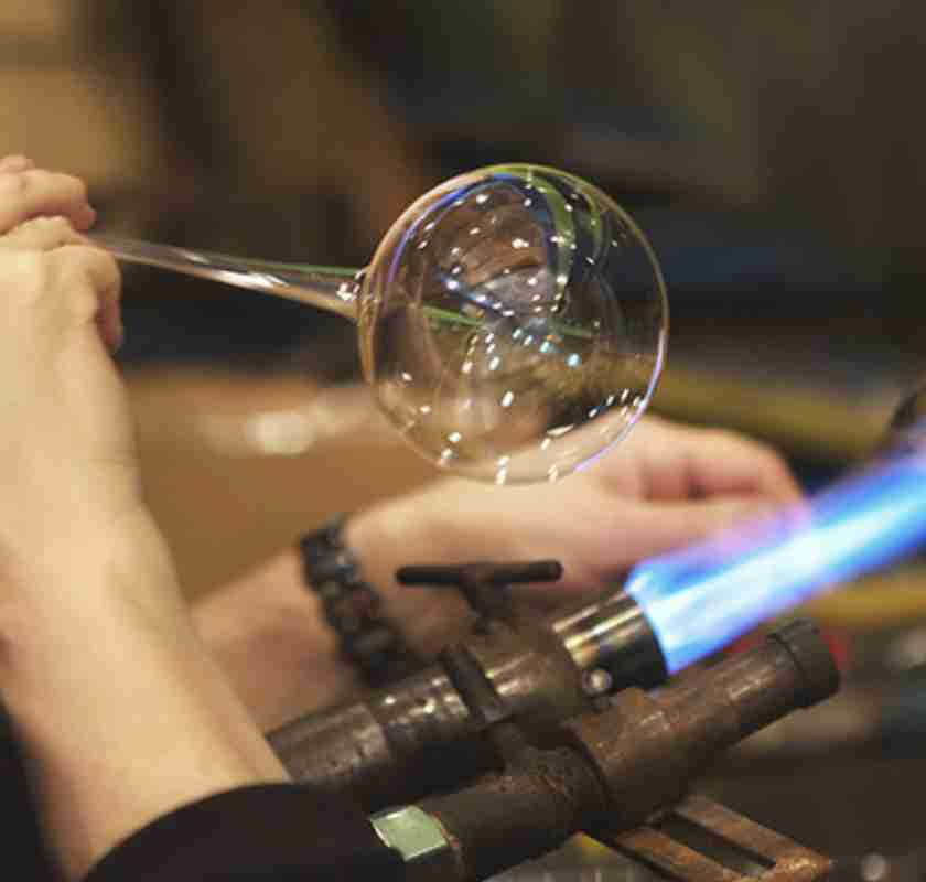 Bl�ser plastglas som ett vanligt munbl�st glas