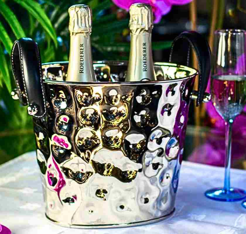 Vinhink med svarta l�derhandtag med 2 champagneflaskor