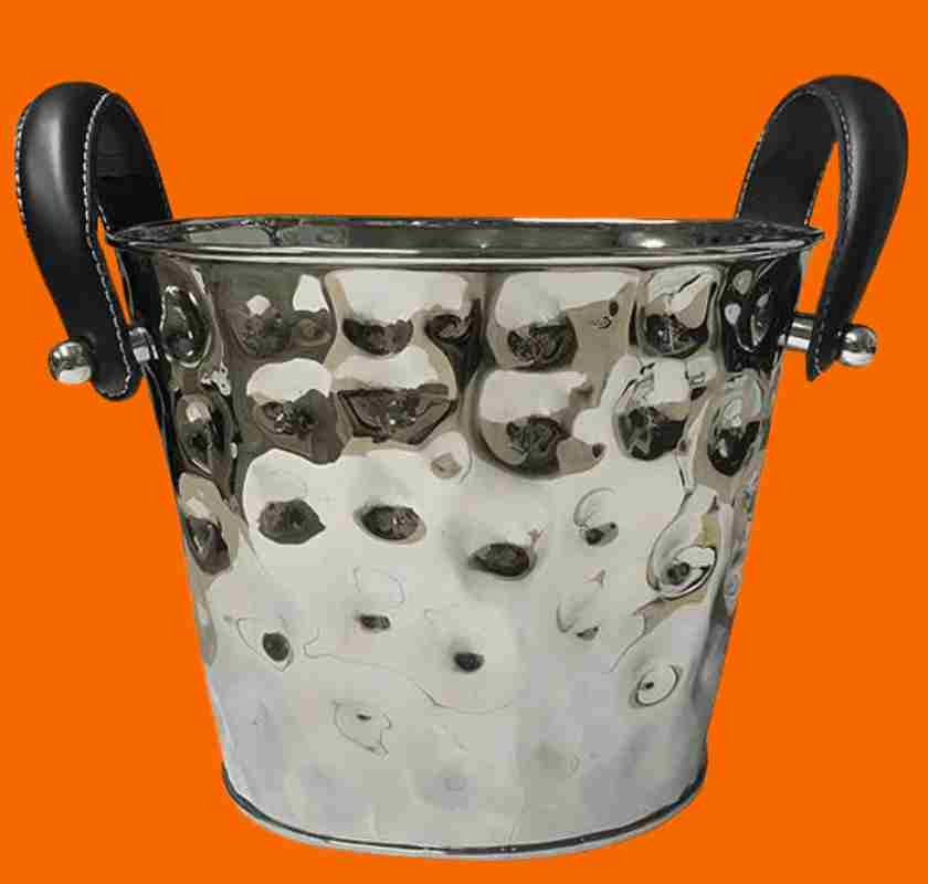 Vinhink med svarta l�derhandtag mot orange bakgrund