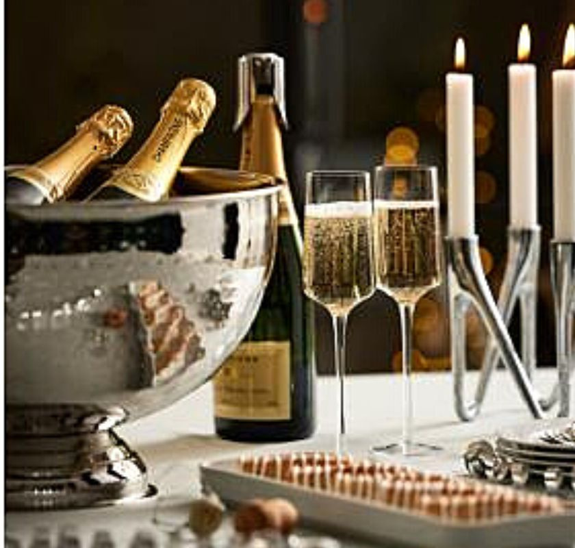 champagne p� kylning, fyllda glas och t�nda ljus