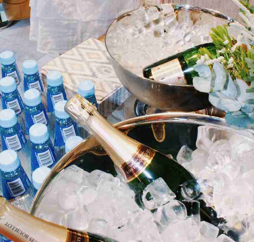 Dukat med 2 Champagnebowles i rostfritt st�l fyllda med is och flaskor