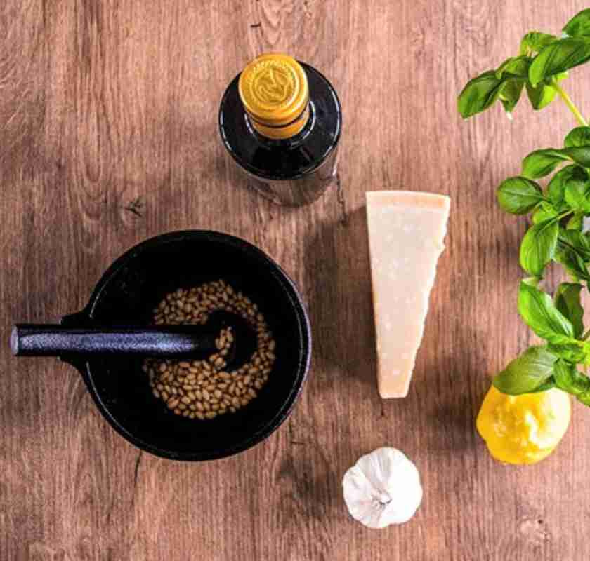 Mortel i gjutj�rn p� b�nk, ovanifr�n med div. ingredienser runt om.