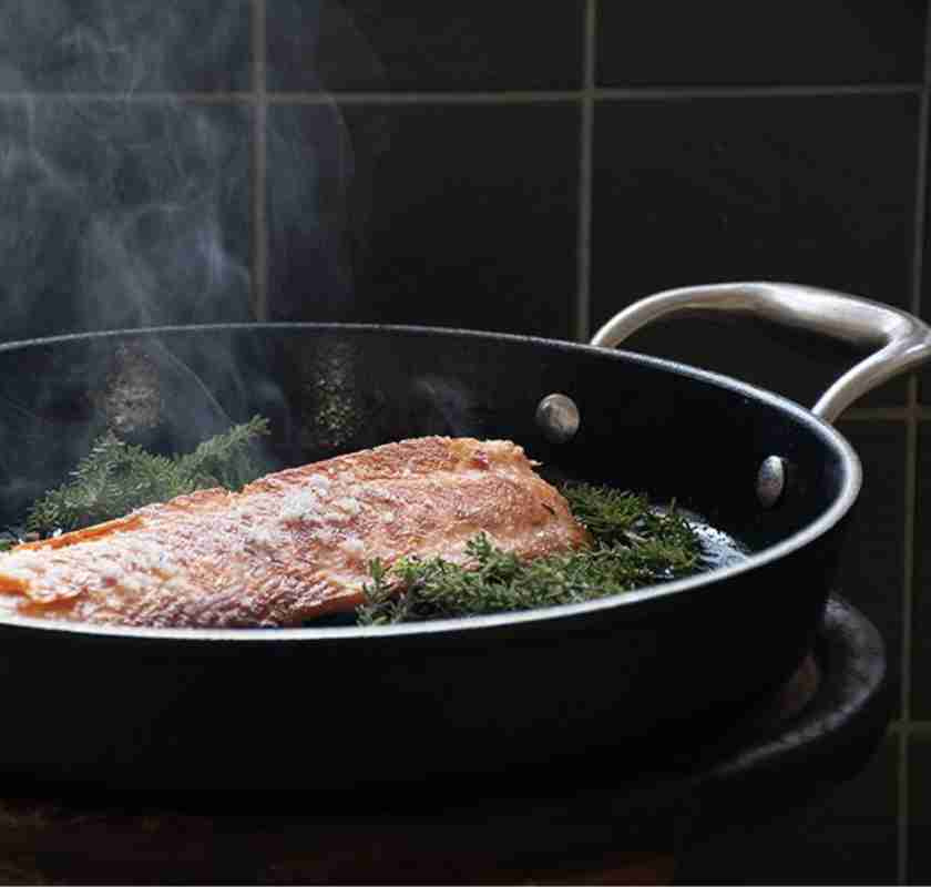 Gjutj�rnspanna stekpanna Satake 29 cm med fisk