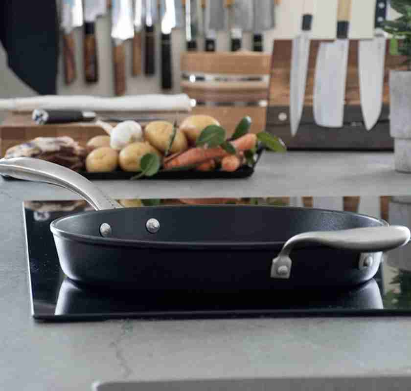 Gjutj�rnspanna stekpanna Satake 29 cm p� induktionsh�ll