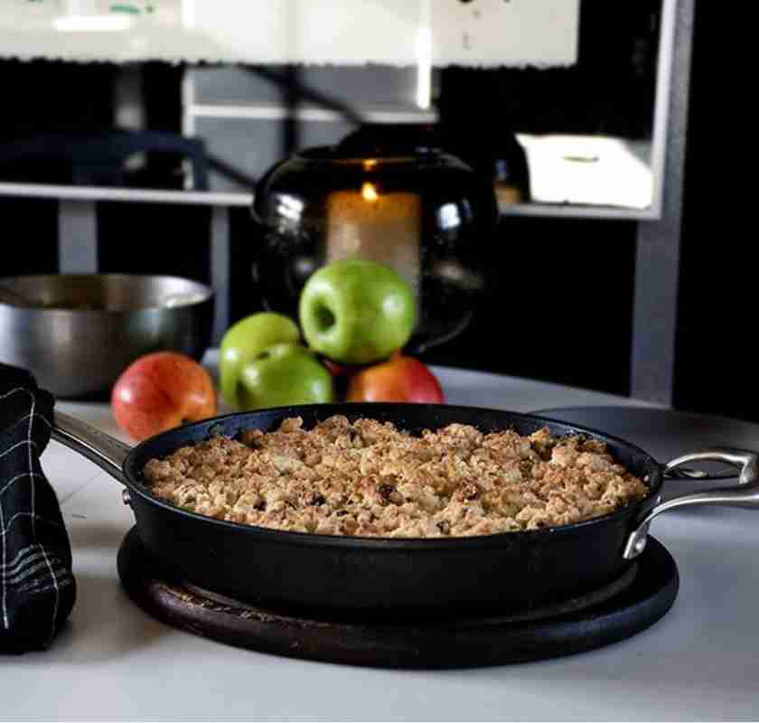 Gjutj�rnspanna stekpanna Satake 29 cm med �ppelpaj