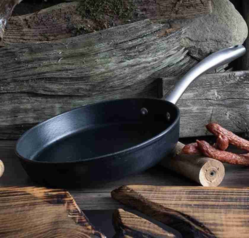 Gjutj�rnsstekpanna stekpanna Satake 22 cm