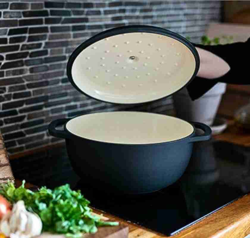 Gjutj�rnsgryta 28 cm med emaljerad insida lyfter locket