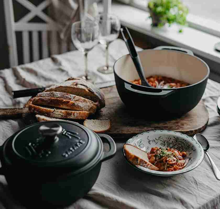 Gjutj�rnsgryta med emaljerad insida