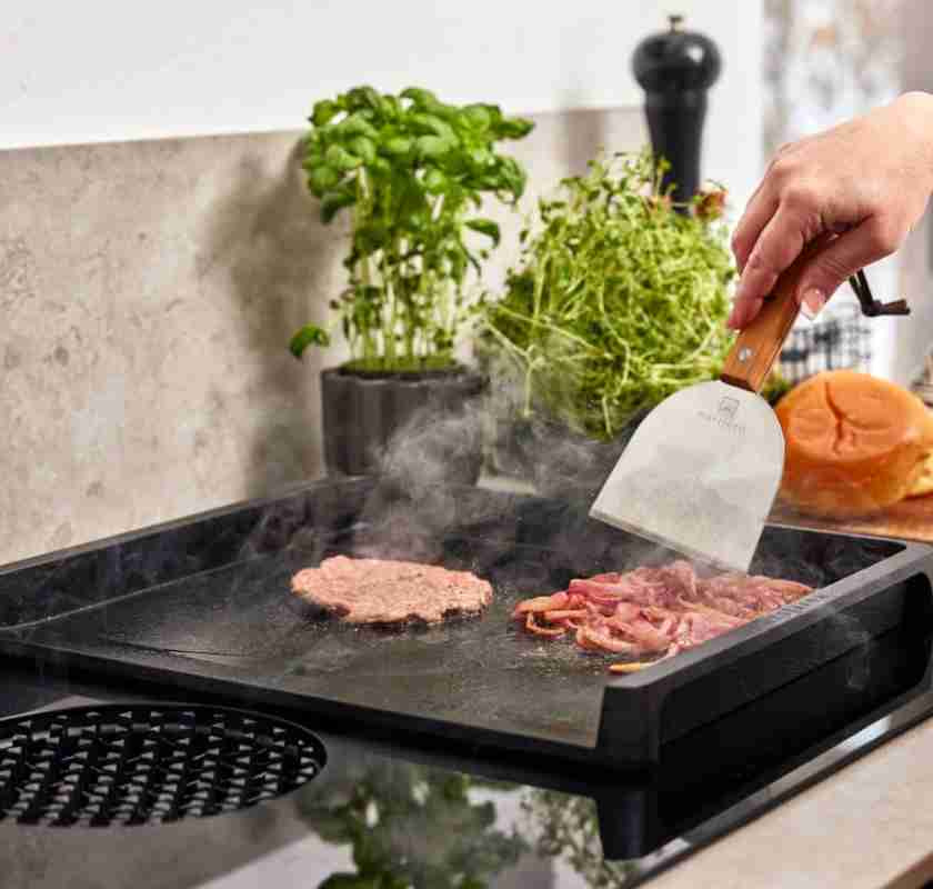 Stekbord Original i gjutj�rn Norrjern med skrapa, p�se och smash-j�rn