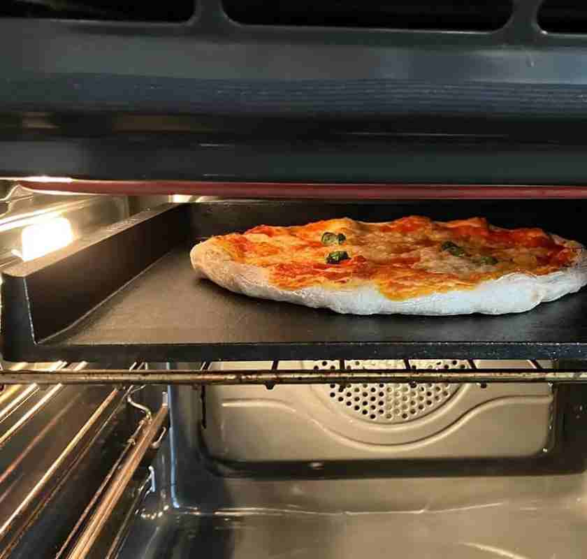 Stekbord Original i gjutj�rn fr�n Norrjern i ugn med pizzas