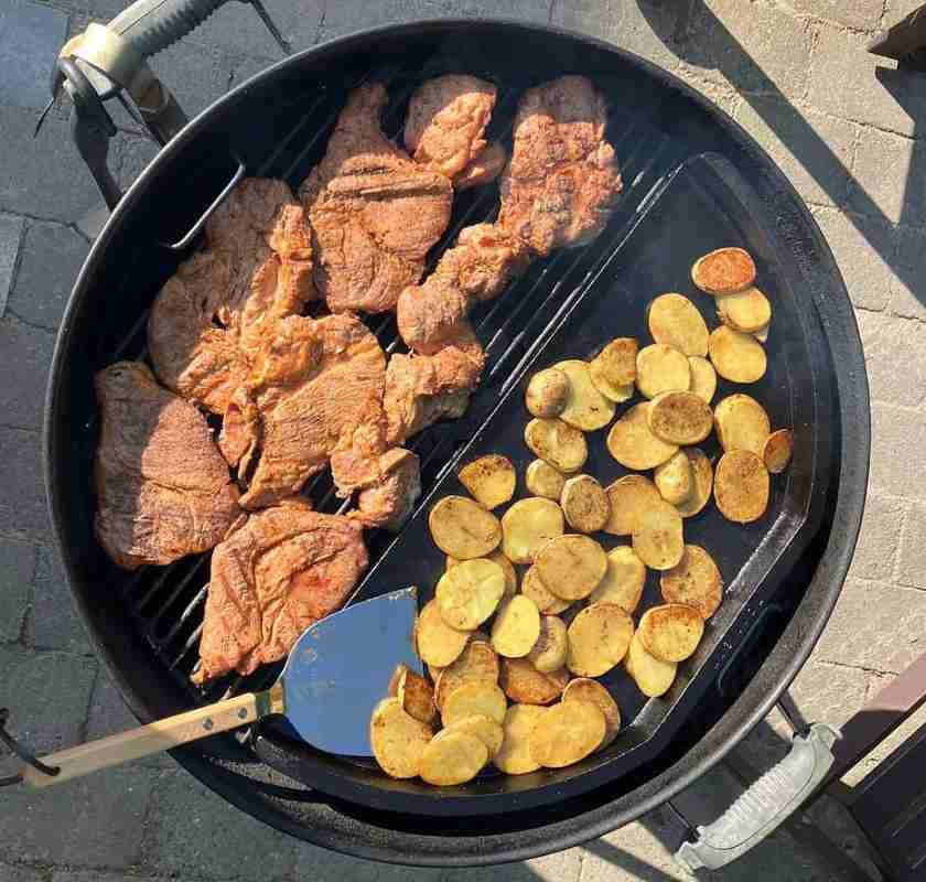 Stekbord classic I gjutj�rn f�r klotgrill. Steker potatis samtidigt som k�tt grillas p� grillen