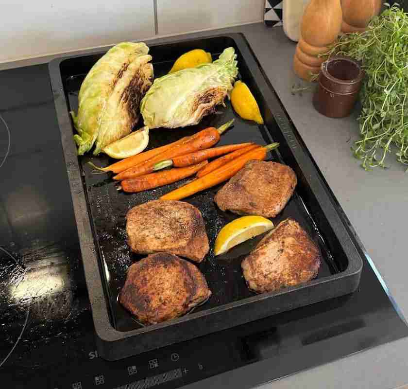 Stekbord med kanter. Steker k�tt & gr�nsaker p� induktionsh�ll