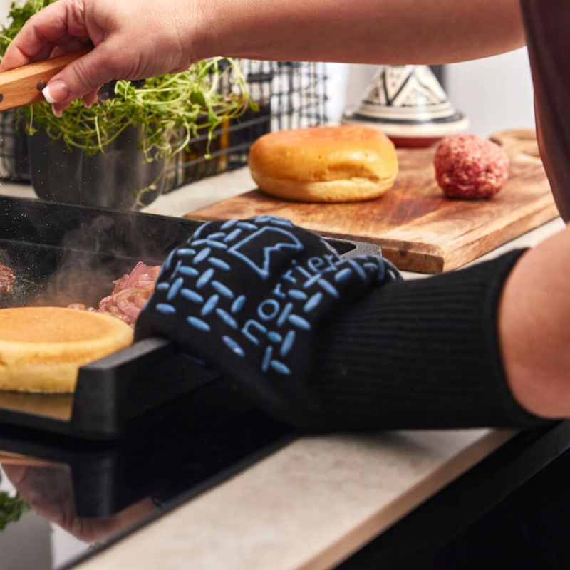 Hand med grillhandske f�r h�ger & v�nsterh�nta h�ller i stekborg