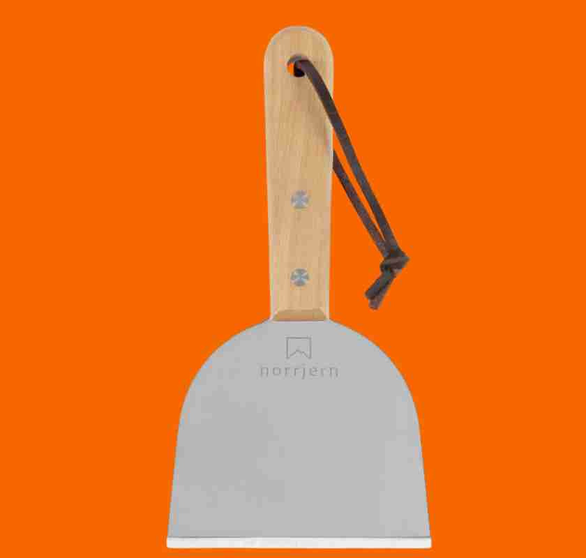 Grillskrapa & degskrapa Norrjern mot orange bakgrund