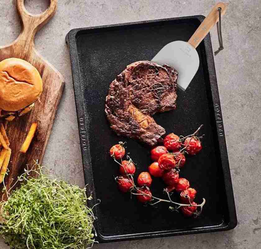 Grillskrapan med k�tt och tomater p� stekbord Queen