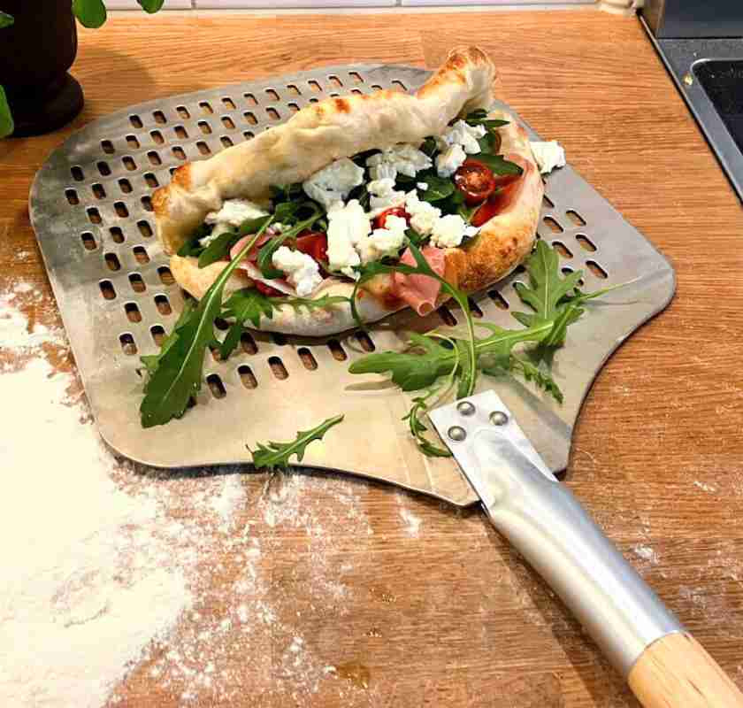 Pizzaspade Peel Norrjern med nybakad pizza